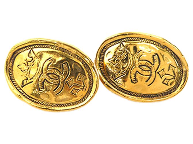 Brincos de pressão ovais Crown Chanel CC banhados a ouro Dourado - vista 2