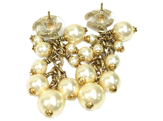 Orecchini costume Chanel CC placcati oro con nappe di perle sintetiche e chiusura a pressione D'oro - vista 2