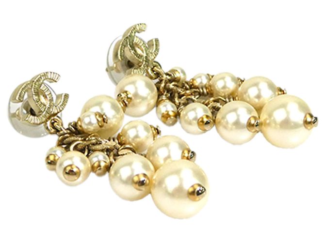 Orecchini costume Chanel CC placcati oro con nappe di perle sintetiche e chiusura a pressione D'oro - vista 3