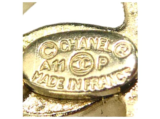 Orecchini costume Chanel CC placcati oro con nappe di perle sintetiche e chiusura a pressione D'oro - vista 4