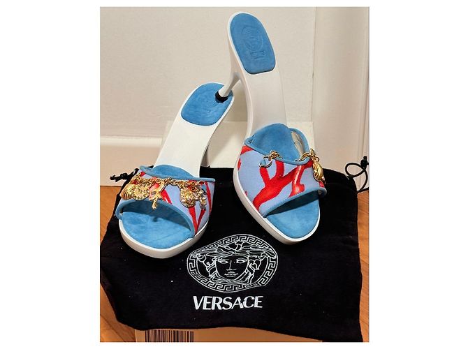 Sandali Versace in camoscio con Charms Marini Bianco Rosso Blu D'oro - vista 9