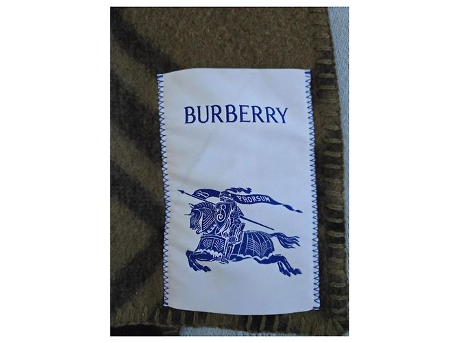 Capa Burberry Check em lã Preto Caqui - vista 3