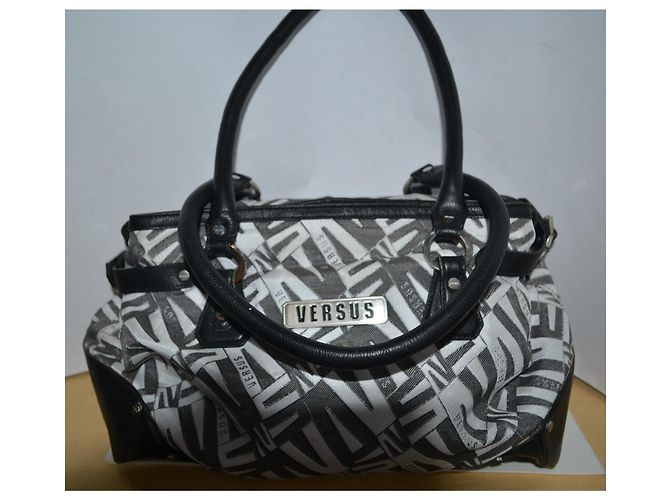 Bolsa Versus by Versace Monograma e Couro Preto Branco Cinza - vista 2