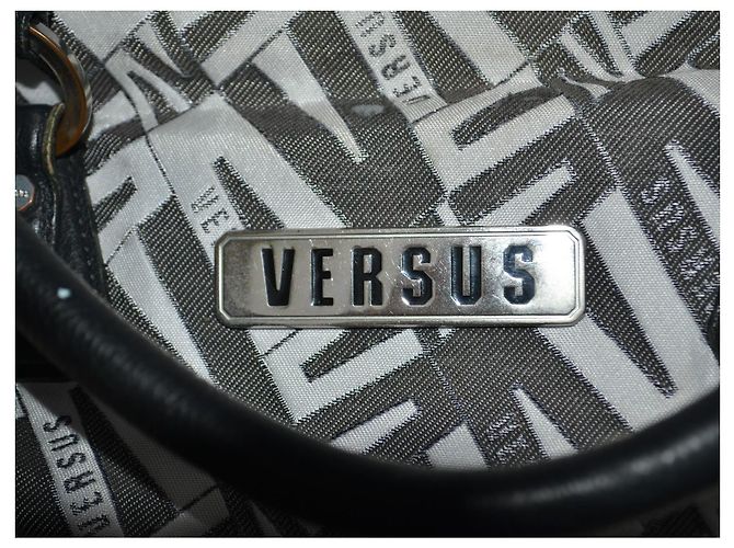 Bolsa Versus by Versace Monograma e Couro Preto Branco Cinza - vista 3