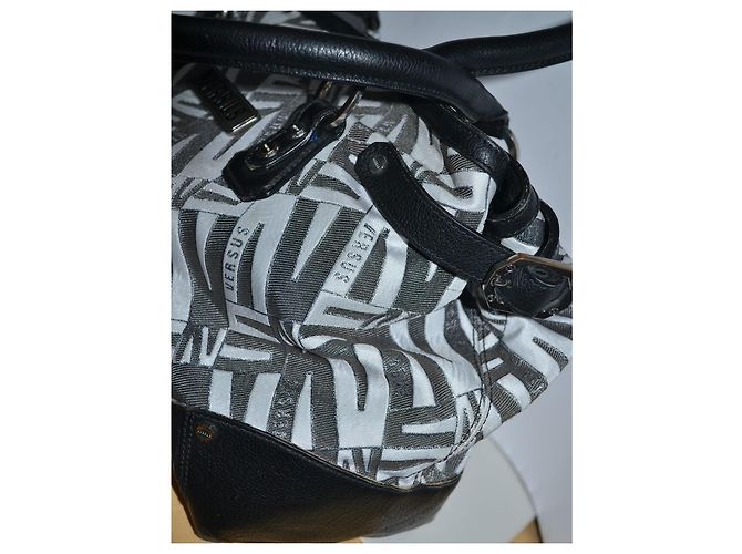 Bolsa Versus by Versace Monograma e Couro Preto Branco Cinza - vista 4