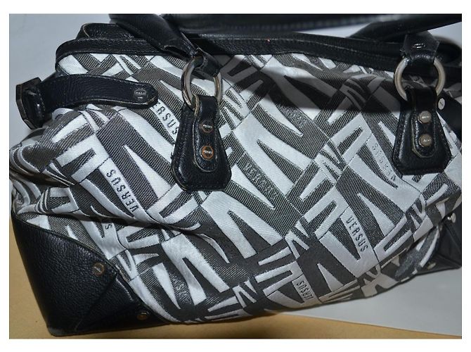 Bolsa Versus by Versace Monograma e Couro Preto Branco Cinza - vista 5