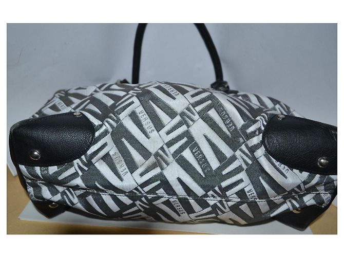 Bolsa Versus by Versace Monograma e Couro Preto Branco Cinza - vista 6