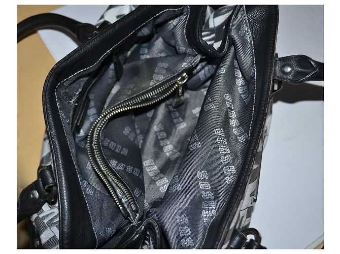 Bolsa Versus by Versace Monograma e Couro Preto Branco Cinza - vista 8