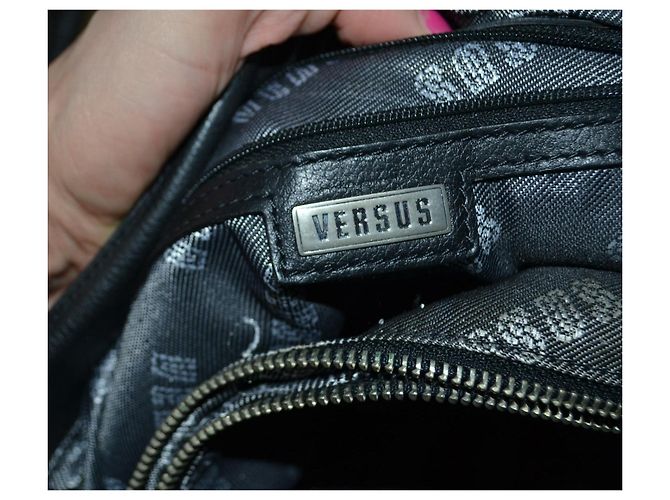 Bolsa Versus by Versace Monograma e Couro Preto Branco Cinza - vista 9
