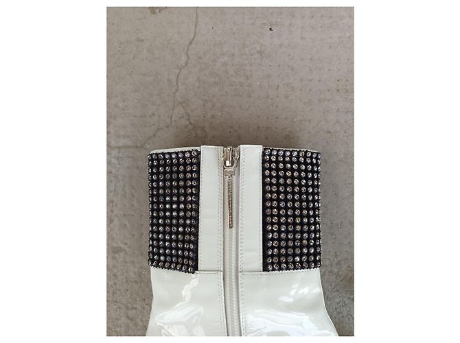 Botines Christopher Kane de charol blanco con cristales Swarovski - vista 6