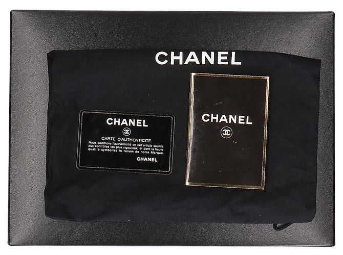 Timeless Chanel Double Flap Matelassé Schultertasche aus schwarzem Lammleder - Ansicht 10