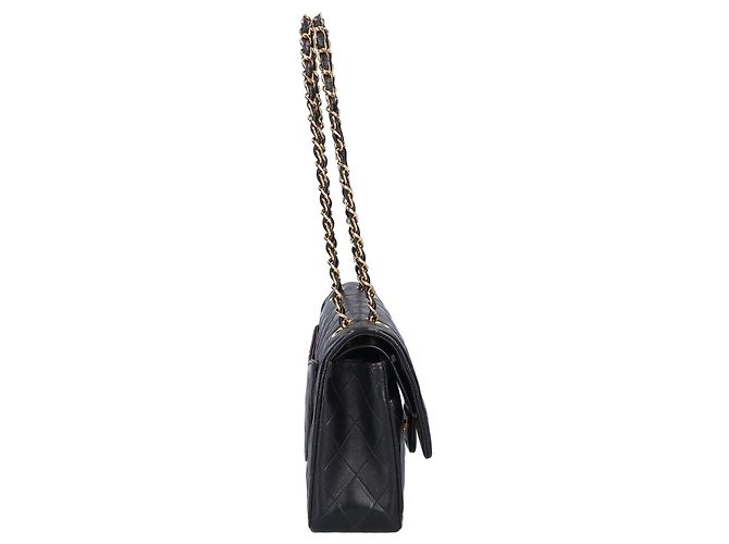 Timeless Chanel Double Flap Matelassé Schultertasche aus schwarzem Lammleder - Ansicht 3