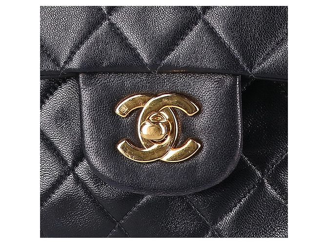 Timeless Chanel Double Flap Matelassé Schultertasche aus schwarzem Lammleder - Ansicht 6
