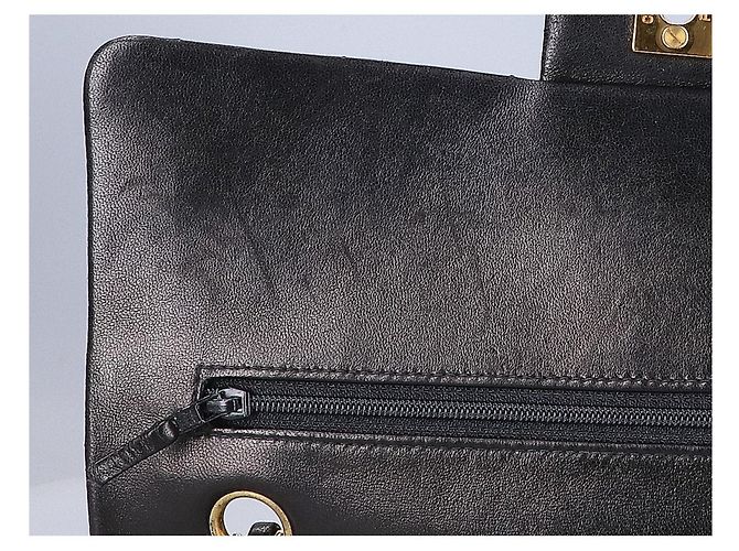 Timeless Chanel Double Flap Matelassé Schultertasche aus schwarzem Lammleder - Ansicht 7