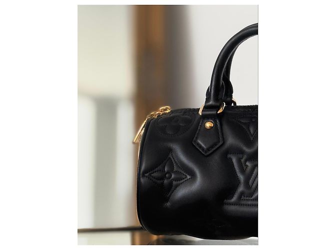 Louis Vuitton Papillon BB en cuir Bubblegram noir - vue 3