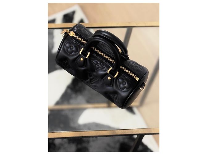 Louis Vuitton Papillon BB en cuir Bubblegram noir - vue 4
