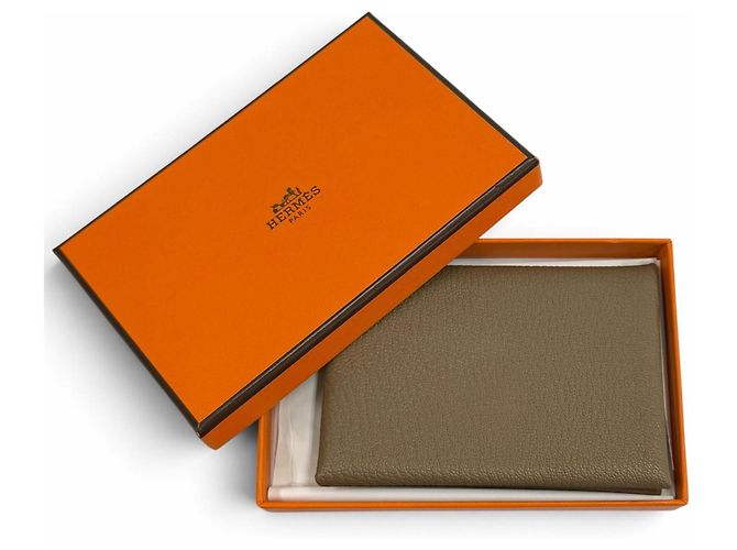 Hermès Portefeuille bi-fold Hermes Calvi Duo en cuir Etoupe Taupe - vue 2