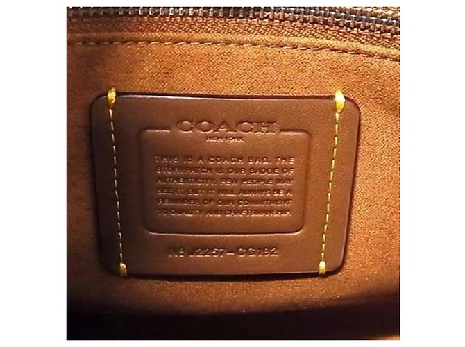 Sac à épaule pour femme COACH Field Tote 22 CG192 cuir rouge x noir - vue 6