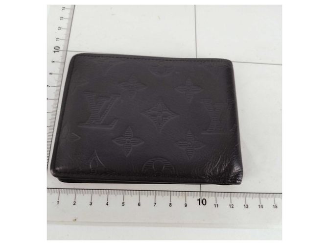 Portafoglio bi-fold Louis Vuitton in Monogram Shadow nero - vista 2