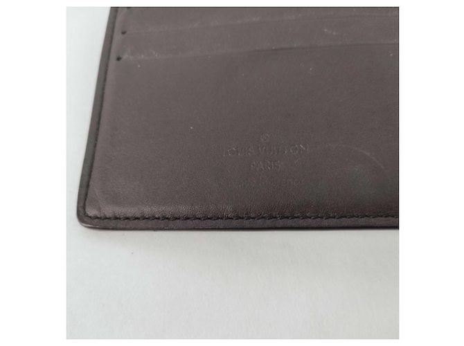 Portafoglio bi-fold Louis Vuitton in Monogram Shadow nero - vista 9