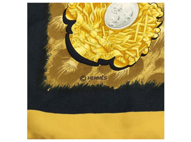 Lenço de Seda Hermès Gold Casques et Plumets 90 Dourado - vista 3