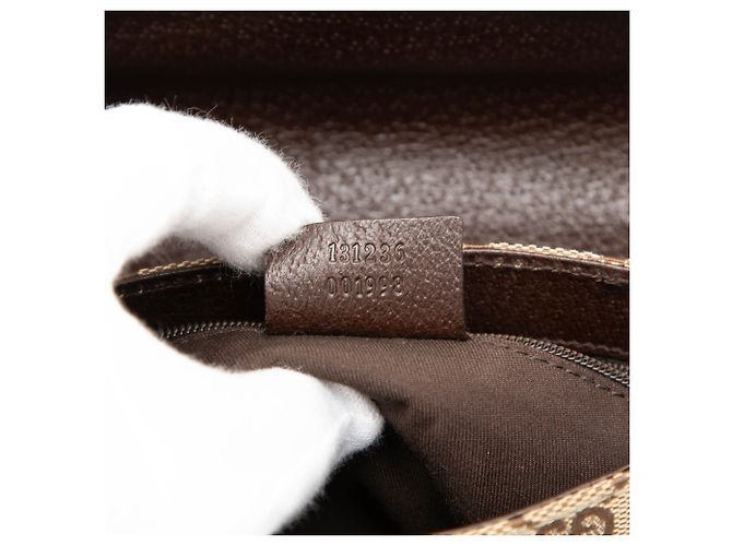 Bolso cinturón Gucci de lona GG beige - vista 6