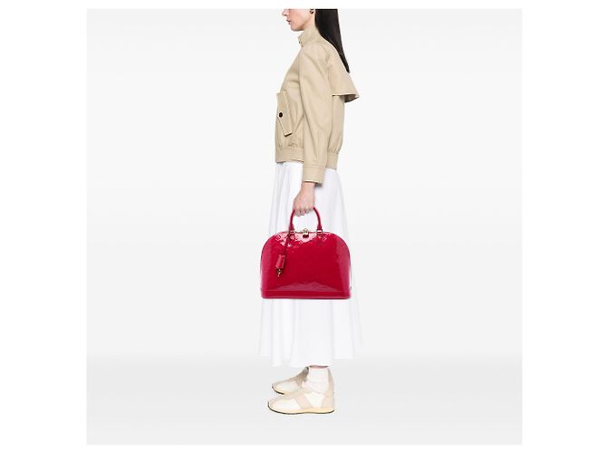 Louis Vuitton Red Monogram Vernis Alma GM Roja - vista 6