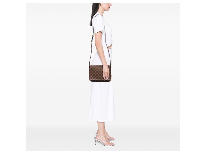 Louis Vuitton Brown Damier Ebene Musette Tango Long Strap Castaño - vista 9