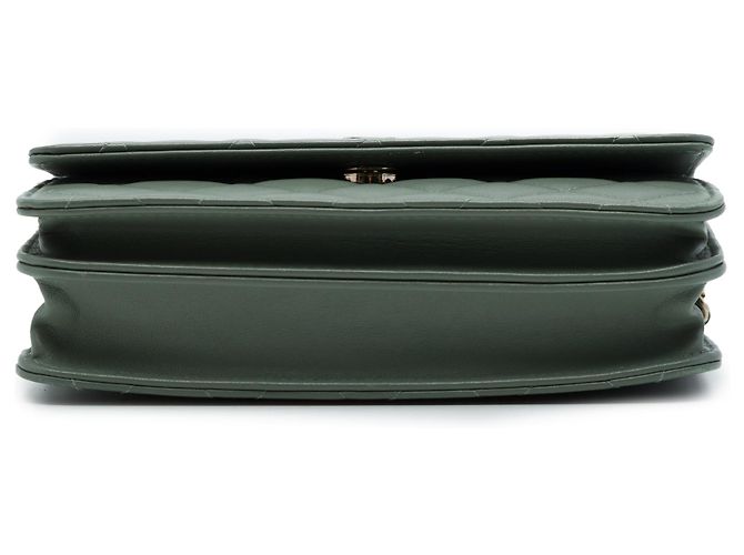 Chanel Wallet on Chain aus Lammleder, quadratisch gesteppt, CC Grün Olivgrün - Ansicht 3
