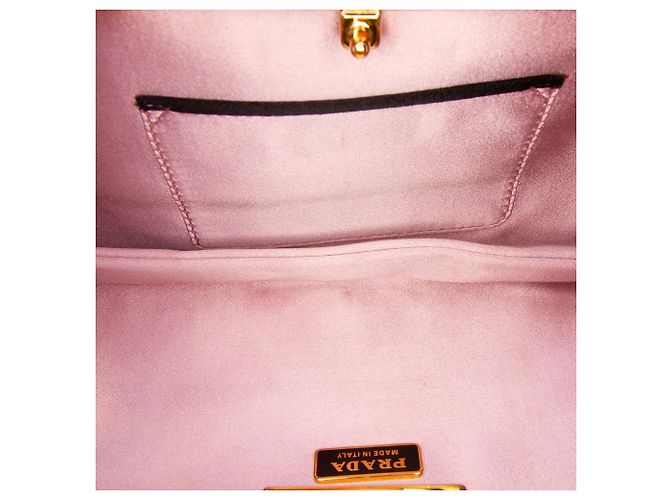 Prada Clutch mit Rahmen aus plissiertem Satin in Schwarz - Ansicht 4