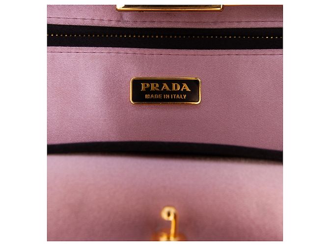 Prada Clutch mit Rahmen aus plissiertem Satin in Schwarz - Ansicht 5