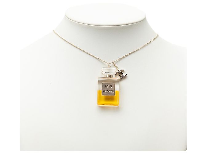 Collana con pendente Chanel Gold CC placcato oro e resina a forma di flacone di profumo No 5 D'oro - vista 5