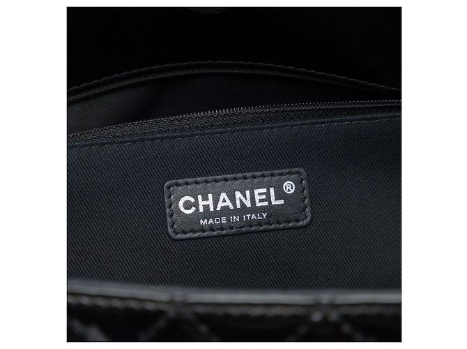 Bolso Chanel Reissue 2.55 de charol acolchado negro - vista 5