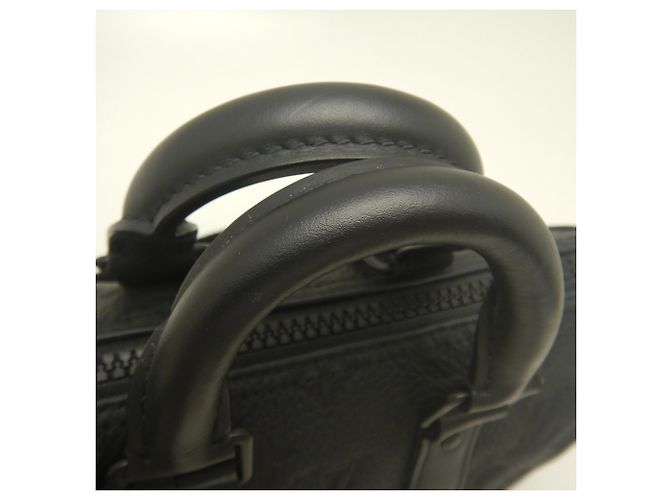 Sac à main Louis Vuitton Monogram Taurillon Keepall Bandoulière 25 Noir - vue 10