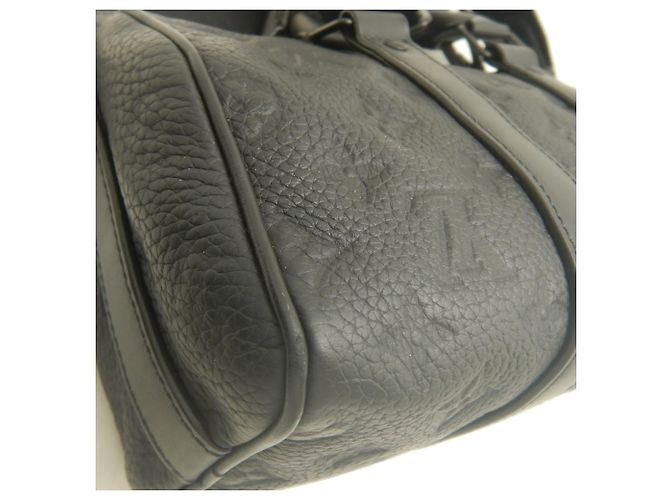 Sac à main Louis Vuitton Monogram Taurillon Keepall Bandoulière 25 Noir - vue 17