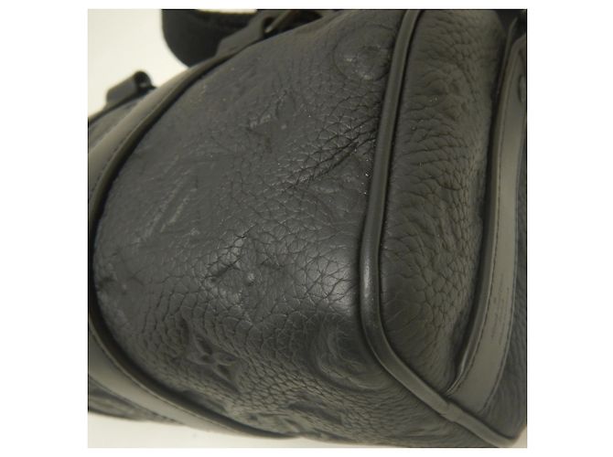 Sac à main Louis Vuitton Monogram Taurillon Keepall Bandoulière 25 Noir - vue 18