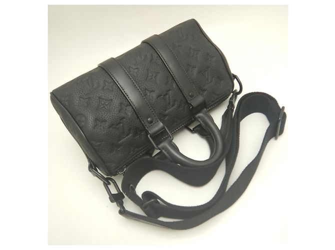 Sac à main Louis Vuitton Monogram Taurillon Keepall Bandoulière 25 Noir - vue 3