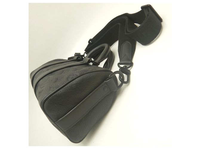 Sac à main Louis Vuitton Monogram Taurillon Keepall Bandoulière 25 Noir - vue 4