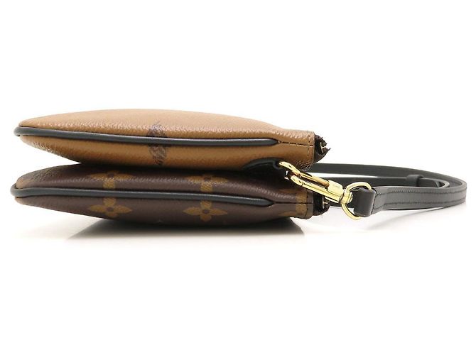 Bolsa de Ombro Louis Vuitton Monogram Giant Reverse Pochette Marrom - vista 3