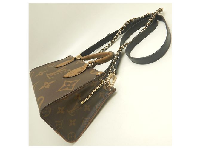 Bolso de mano OnTheGo EW con cadena Monogram Reverse Louis Vuitton Castaño - vista 4