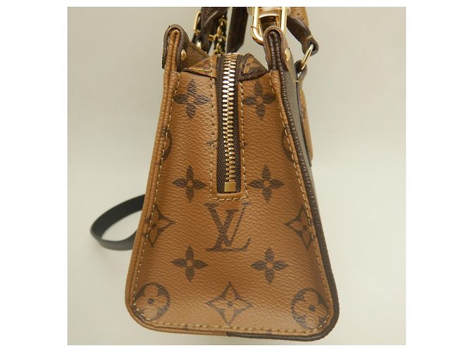 Bolso de mano OnTheGo EW con cadena Monogram Reverse Louis Vuitton Castaño - vista 9