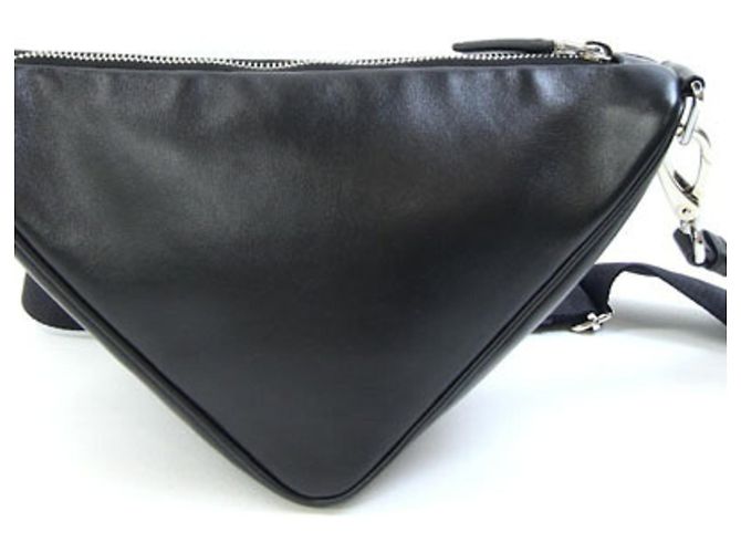 Prada Triangle Pochette Crossbody Bag aus schwarzem Leder - Ansicht 2