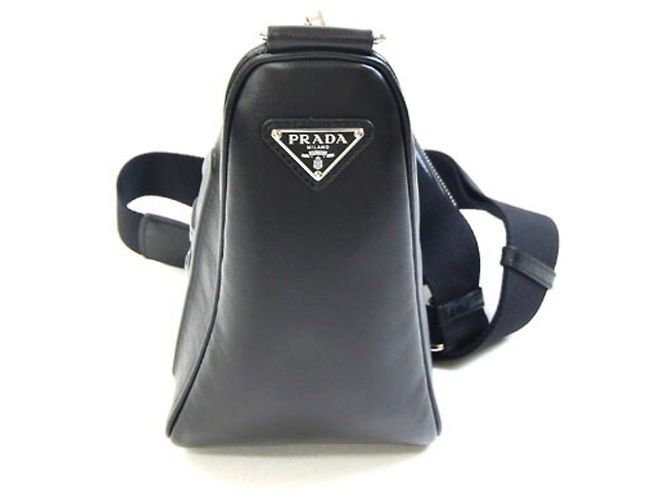 Prada Triangle Pochette Crossbody Bag aus schwarzem Leder - Ansicht 3