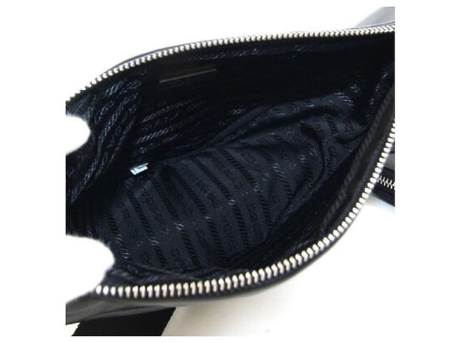 Prada Triangle Pochette Crossbody Bag aus schwarzem Leder - Ansicht 4