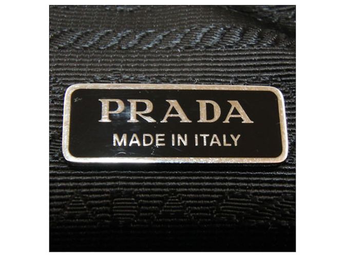 Prada Triangle Pochette Crossbody Bag aus schwarzem Leder - Ansicht 5