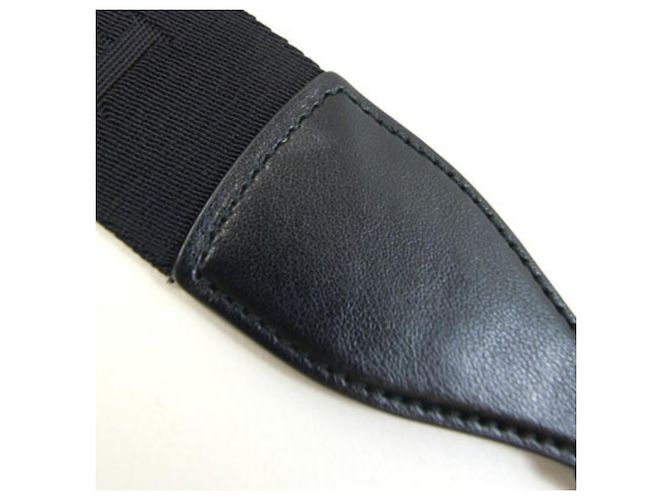 Prada Triangle Pochette Crossbody Bag aus schwarzem Leder - Ansicht 6