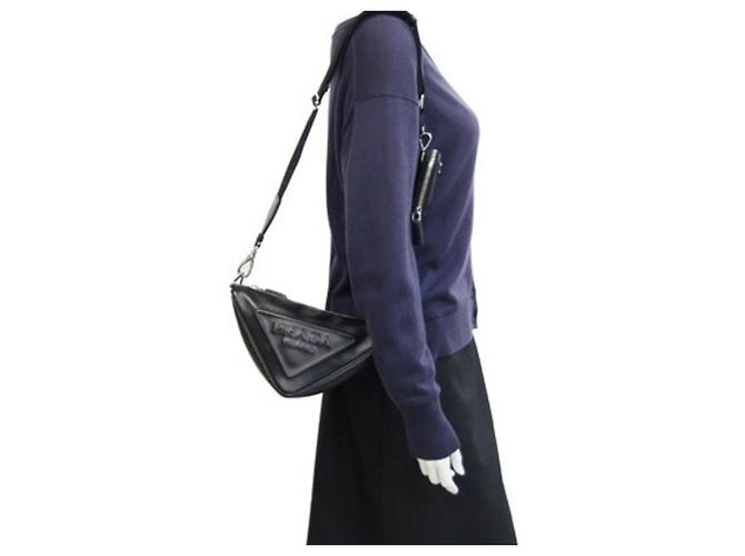 Prada Triangle Pochette Crossbody Bag aus schwarzem Leder - Ansicht 7