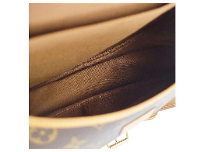 Louis Vuitton Saumur Monogram Canvas 35 Castaño - vista 3