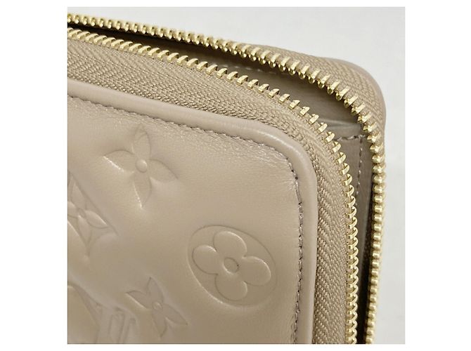 Carteira Zippy Louis Vuitton Monogram Embossed Taupe - vista 6