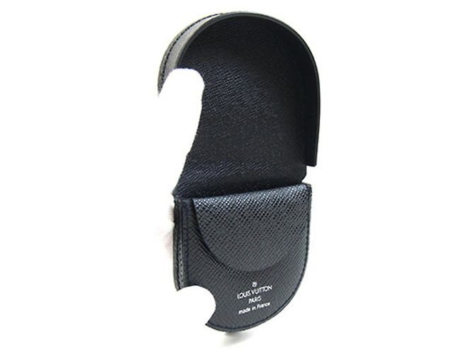 Porta-moedas Louis Vuitton Taiga Preto Cinza - vista 3